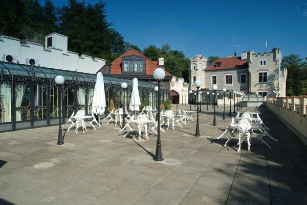 Vendita castello hotel a 70 km da Praga